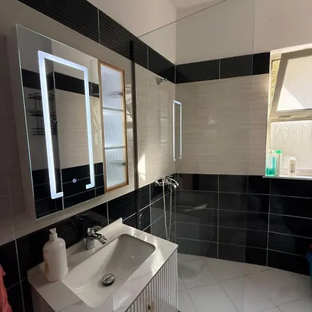 Cozy 2-bedroom Near The Apartament Durrës